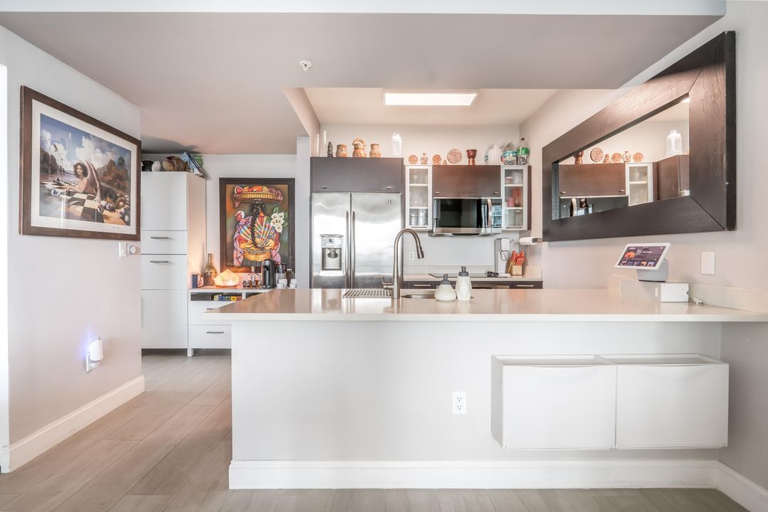 For Sale: $390,000 (1 beds, 1 baths, 693 Square Feet)