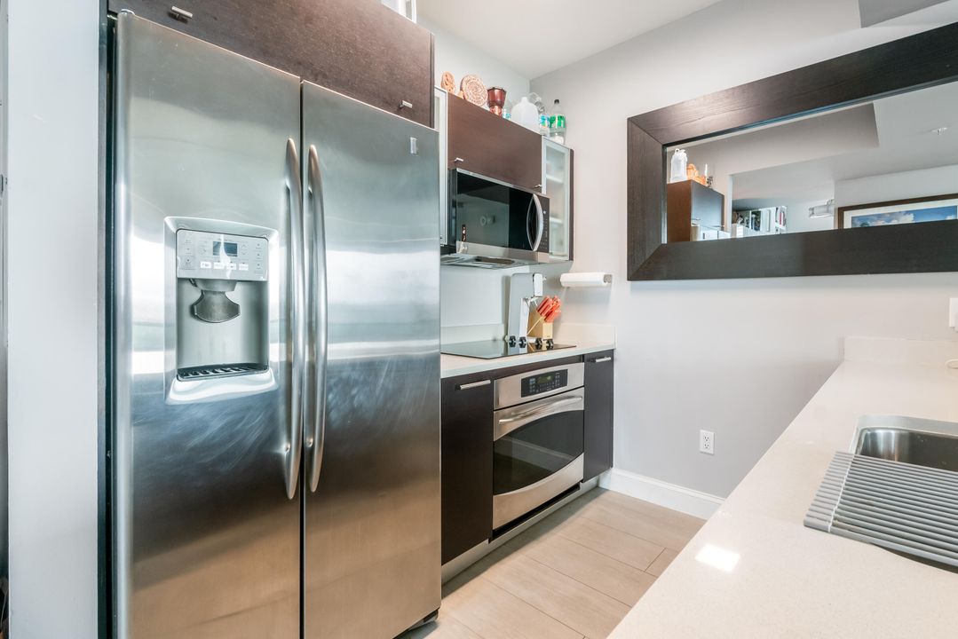 For Sale: $390,000 (1 beds, 1 baths, 693 Square Feet)