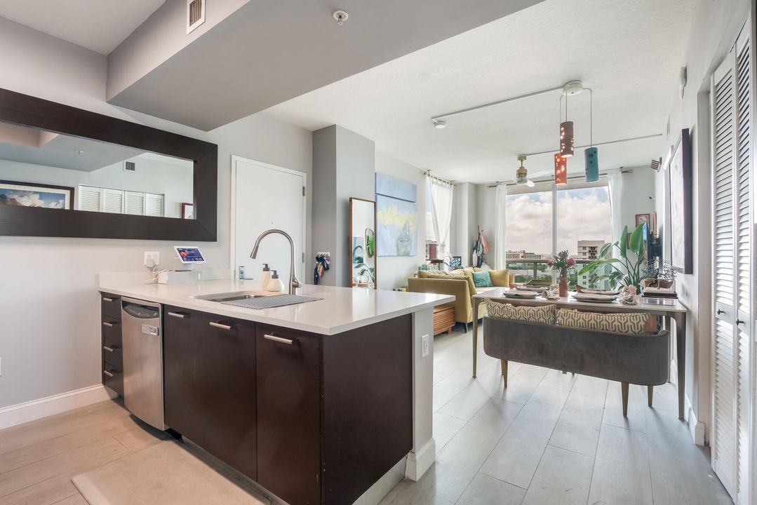 For Sale: $390,000 (1 beds, 1 baths, 693 Square Feet)