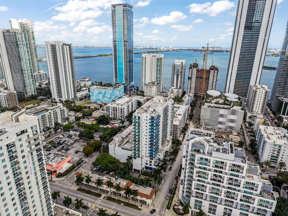 For Sale: $390,000 (1 beds, 1 baths, 693 Square Feet)