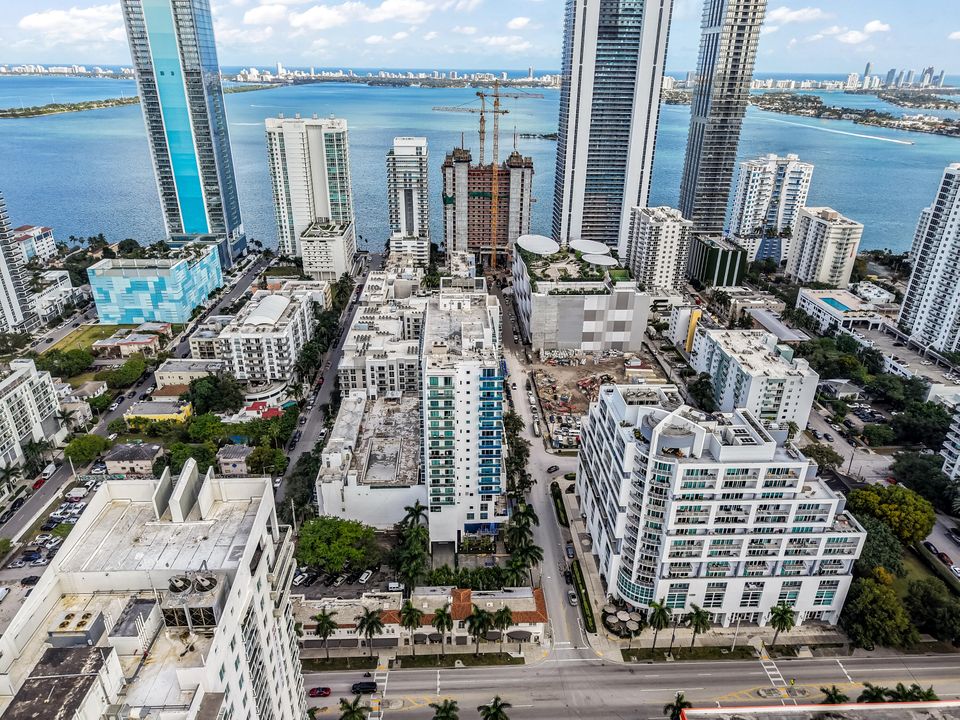 For Sale: $390,000 (1 beds, 1 baths, 693 Square Feet)