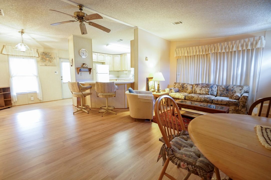 合同活跃: $100,000 (2 贝兹, 2 浴室, 1014 平方英尺)