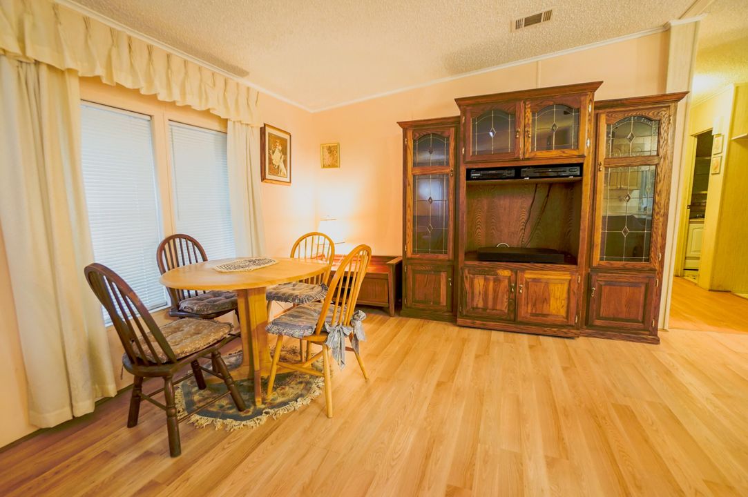 合同活跃: $100,000 (2 贝兹, 2 浴室, 1014 平方英尺)