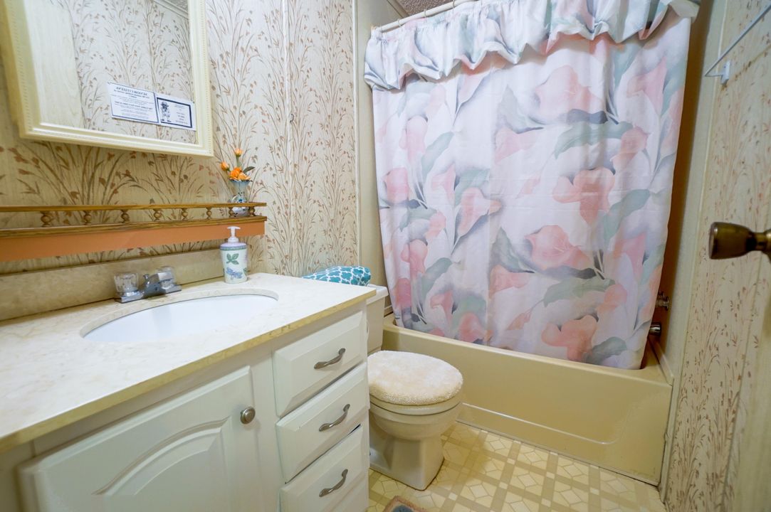 合同活跃: $100,000 (2 贝兹, 2 浴室, 1014 平方英尺)