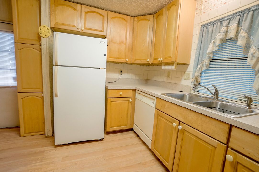 合同活跃: $100,000 (2 贝兹, 2 浴室, 1014 平方英尺)