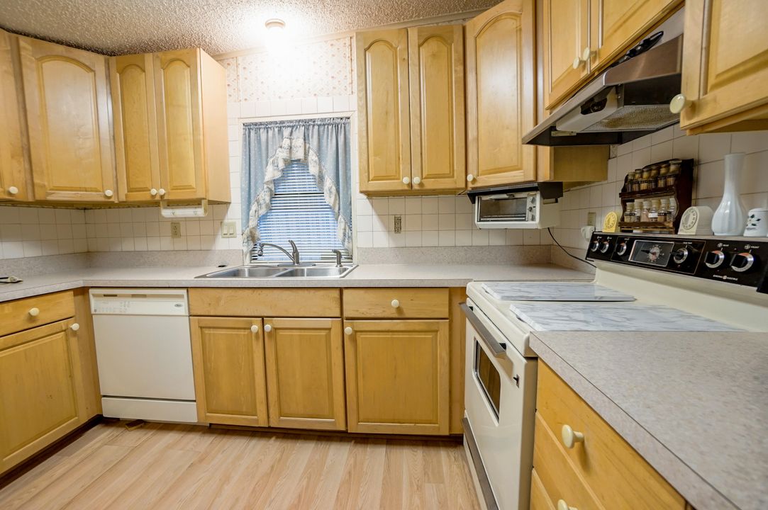 合同活跃: $100,000 (2 贝兹, 2 浴室, 1014 平方英尺)