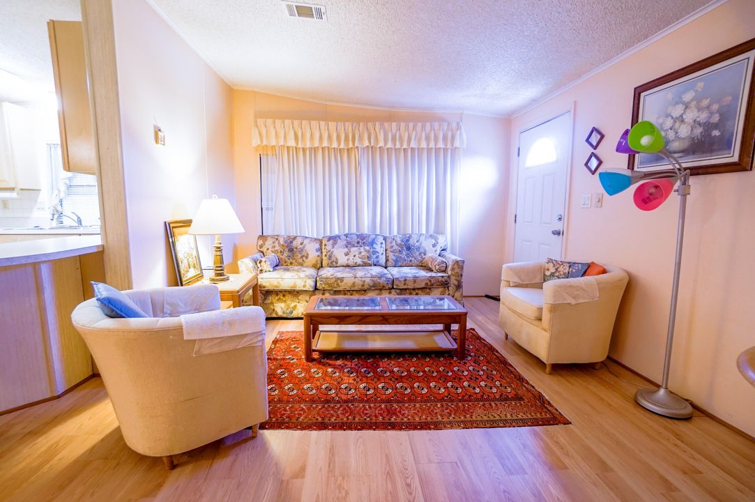 合同活跃: $100,000 (2 贝兹, 2 浴室, 1014 平方英尺)