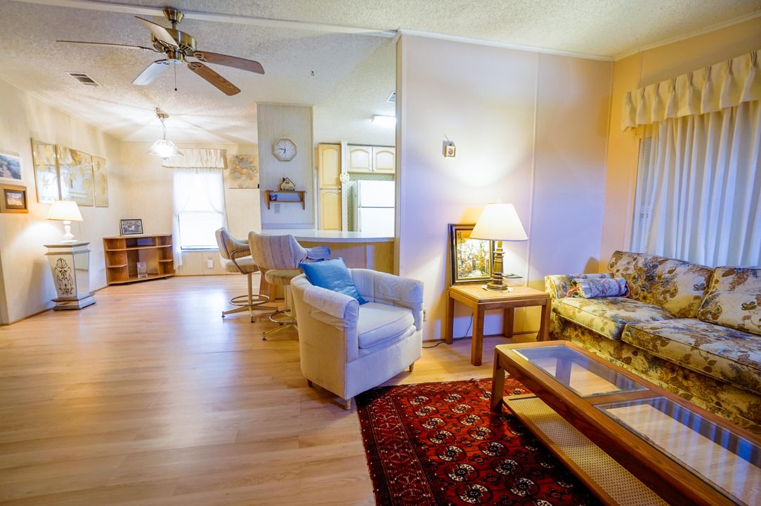 合同活跃: $100,000 (2 贝兹, 2 浴室, 1014 平方英尺)