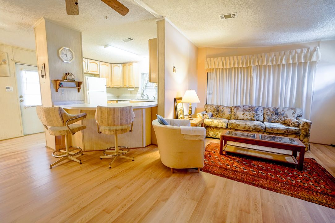 合同活跃: $100,000 (2 贝兹, 2 浴室, 1014 平方英尺)