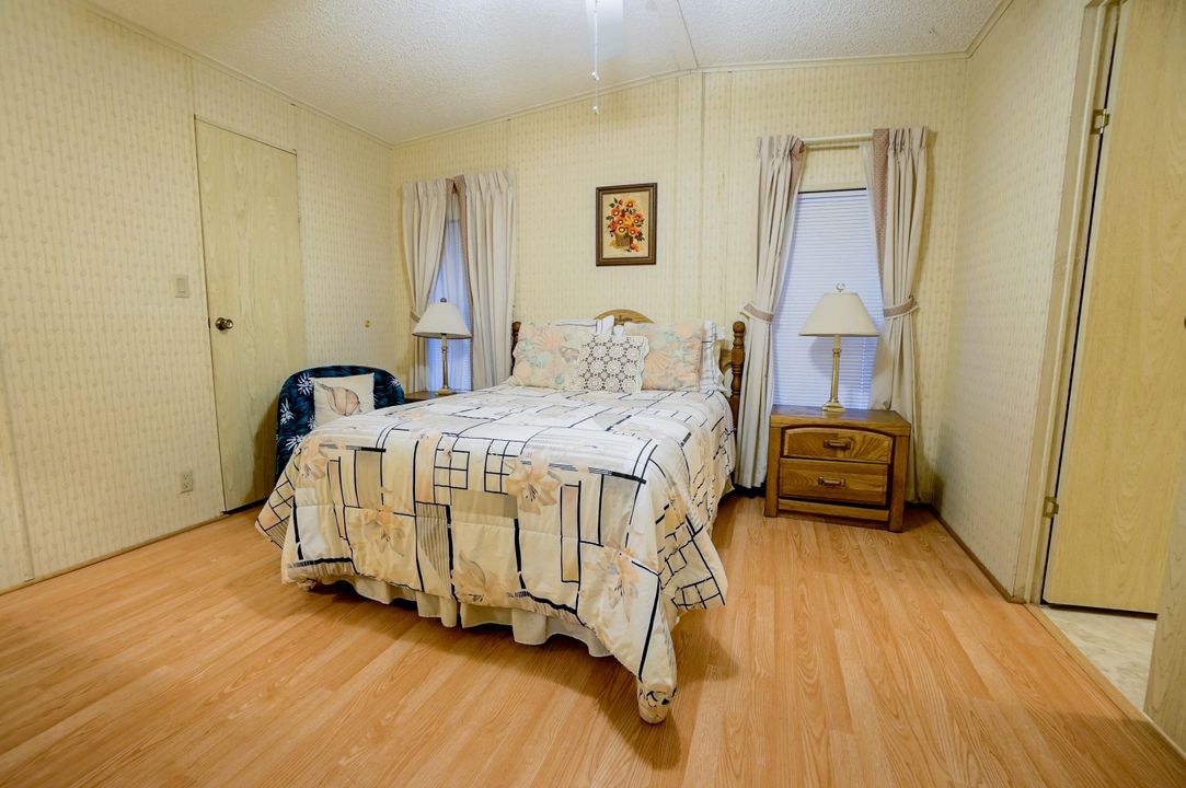 合同活跃: $100,000 (2 贝兹, 2 浴室, 1014 平方英尺)