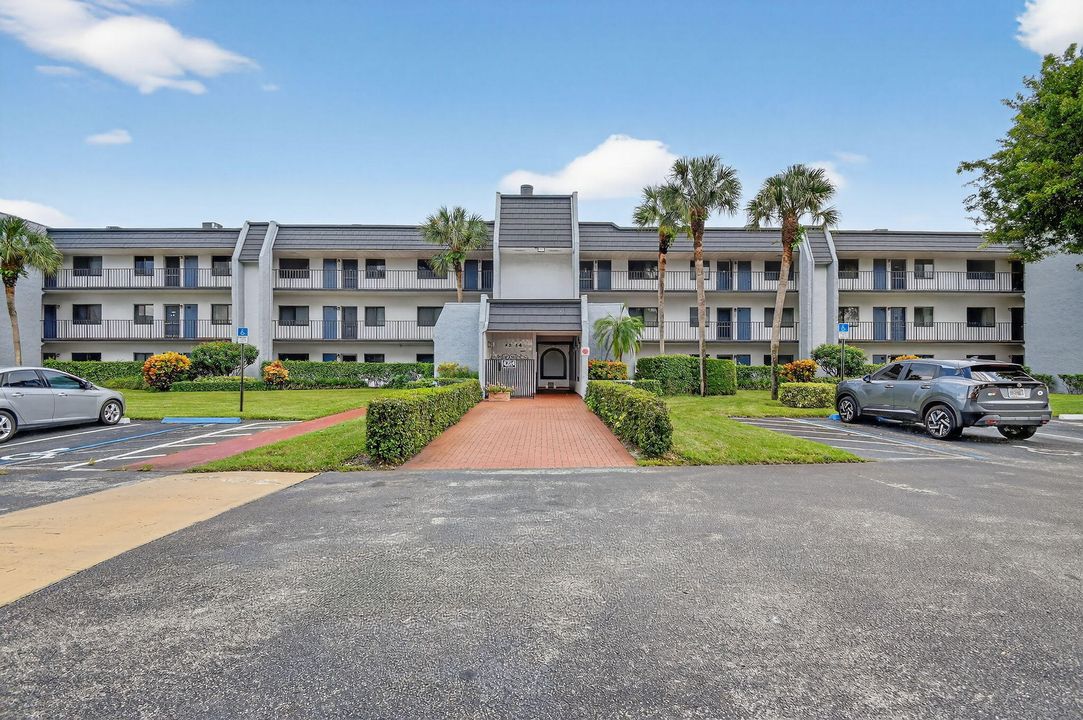 Active With Contract: $165,000 (1 beds, 1 baths, 716 Square Feet)