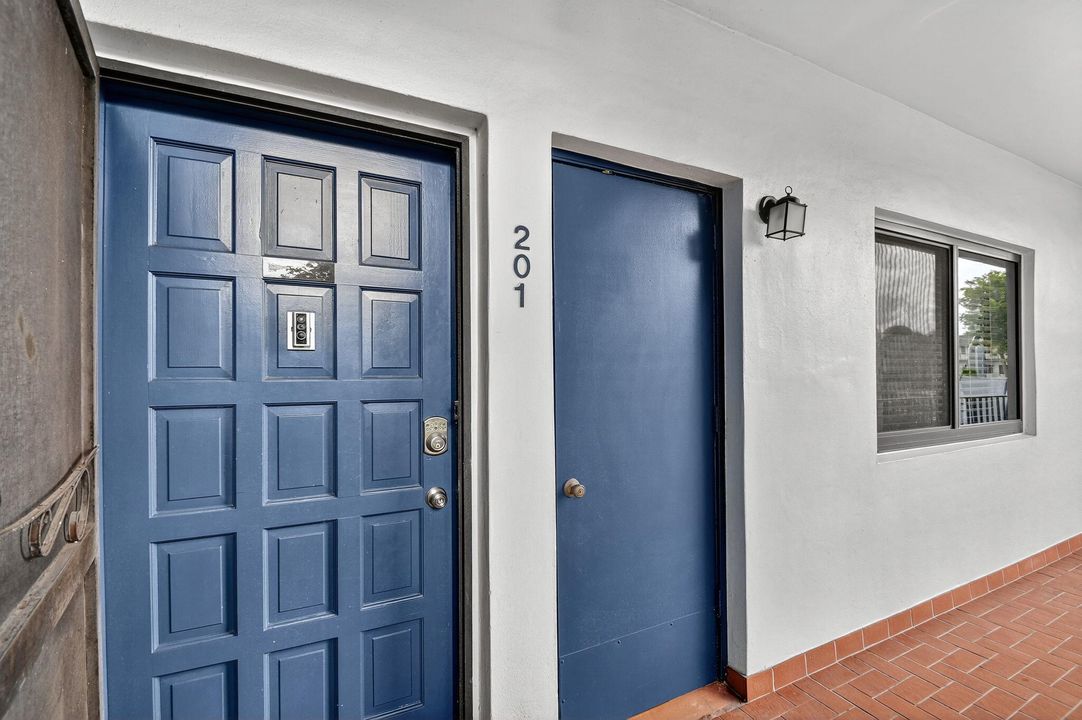 Active With Contract: $165,000 (1 beds, 1 baths, 716 Square Feet)