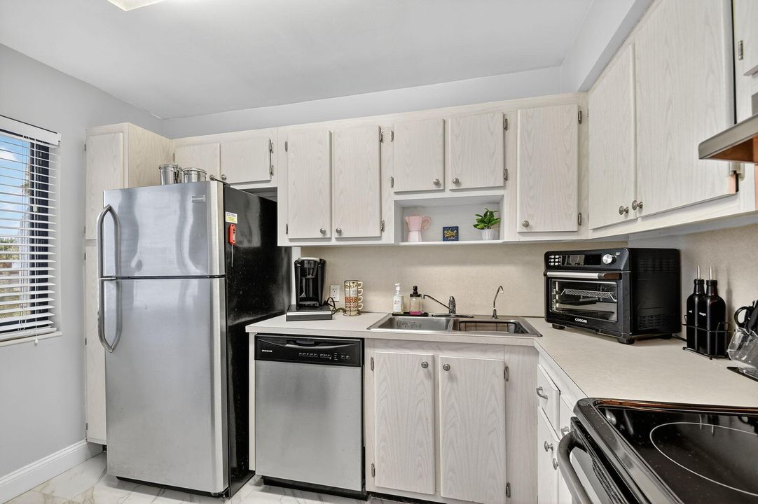 Active With Contract: $165,000 (1 beds, 1 baths, 716 Square Feet)