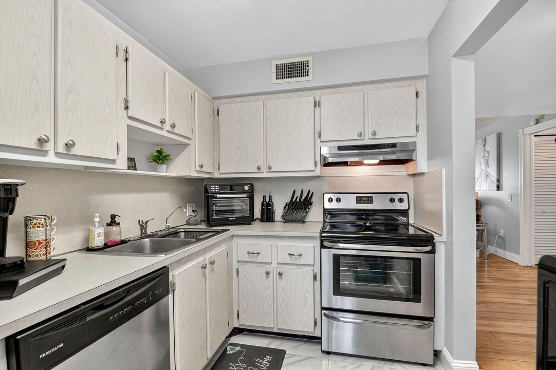 Active With Contract: $165,000 (1 beds, 1 baths, 716 Square Feet)