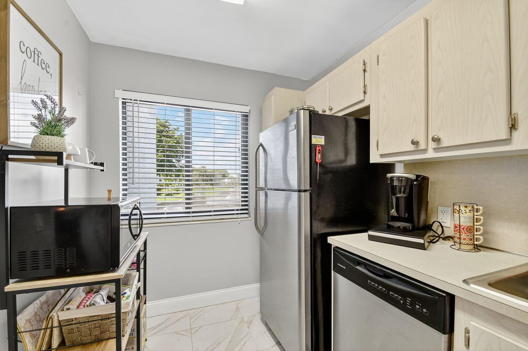 Active With Contract: $165,000 (1 beds, 1 baths, 716 Square Feet)
