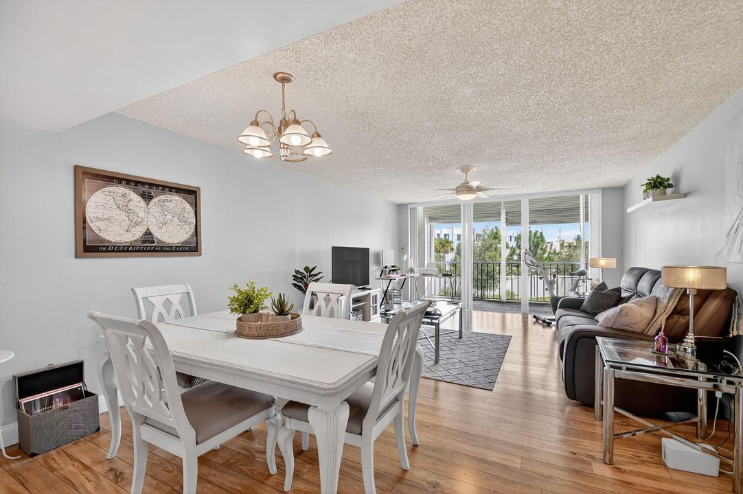 Active With Contract: $165,000 (1 beds, 1 baths, 716 Square Feet)