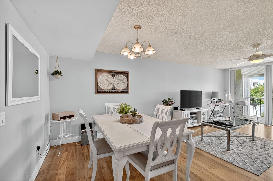 Active With Contract: $165,000 (1 beds, 1 baths, 716 Square Feet)