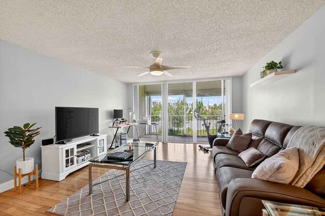 Active With Contract: $165,000 (1 beds, 1 baths, 716 Square Feet)