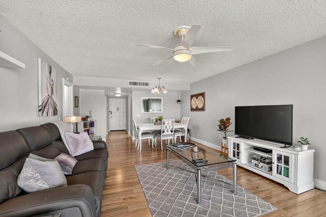 Active With Contract: $165,000 (1 beds, 1 baths, 716 Square Feet)