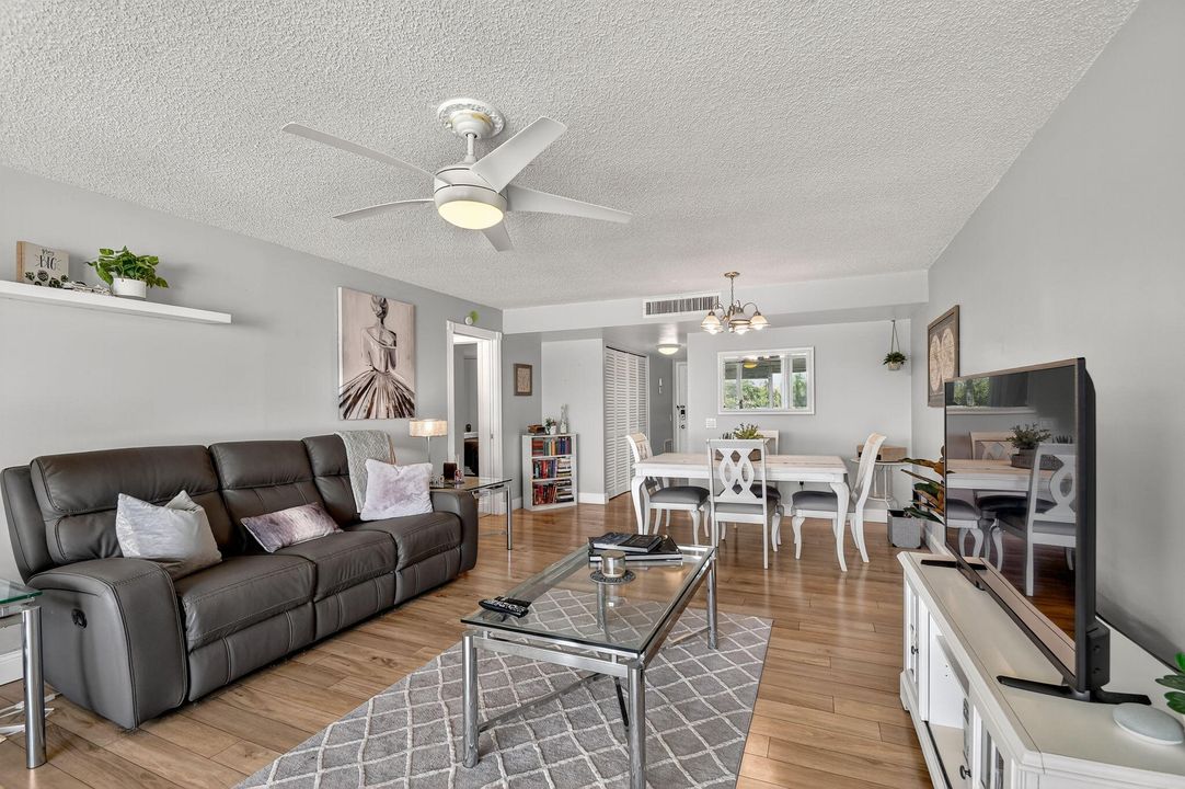 Active With Contract: $165,000 (1 beds, 1 baths, 716 Square Feet)