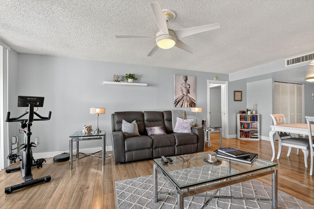 Active With Contract: $165,000 (1 beds, 1 baths, 716 Square Feet)