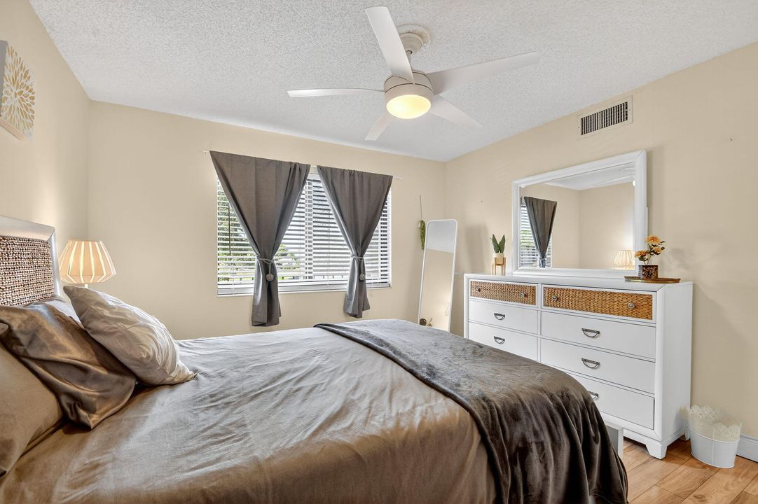 Active With Contract: $165,000 (1 beds, 1 baths, 716 Square Feet)