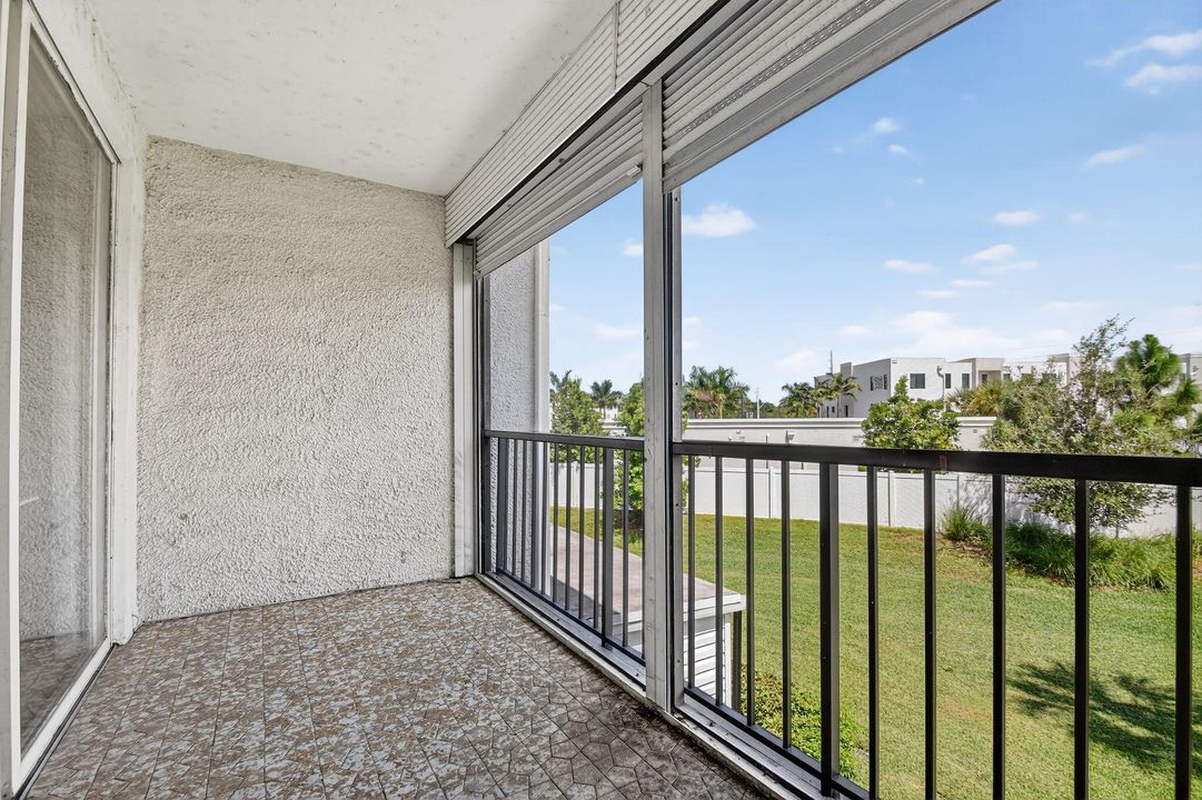 Active With Contract: $165,000 (1 beds, 1 baths, 716 Square Feet)