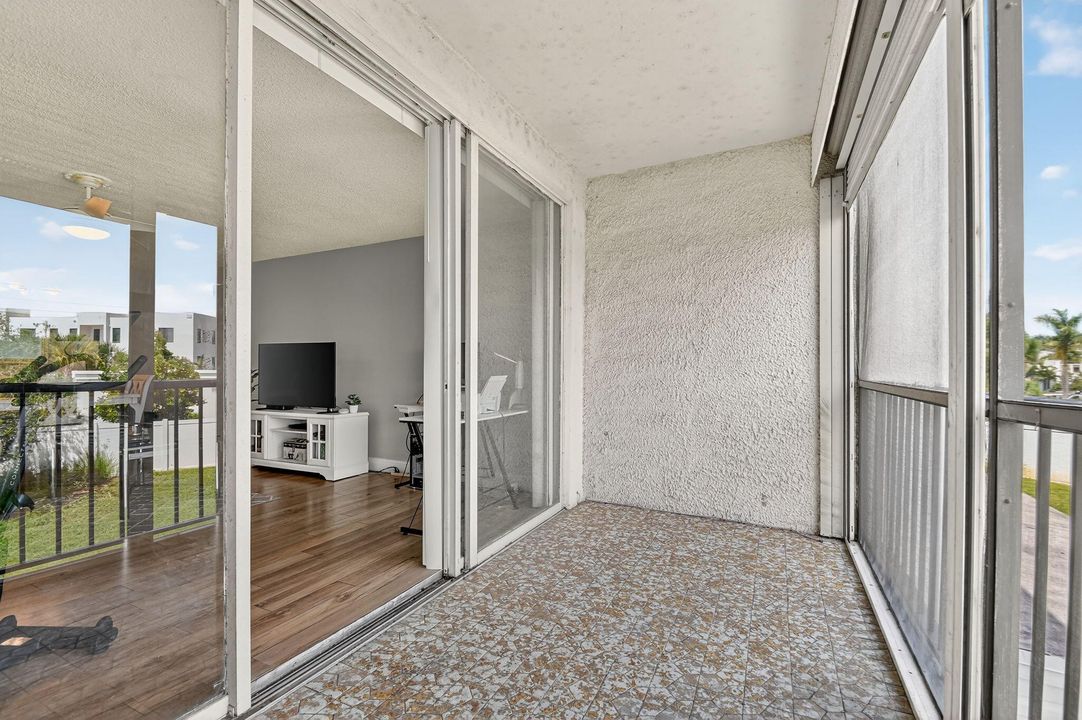 Active With Contract: $165,000 (1 beds, 1 baths, 716 Square Feet)