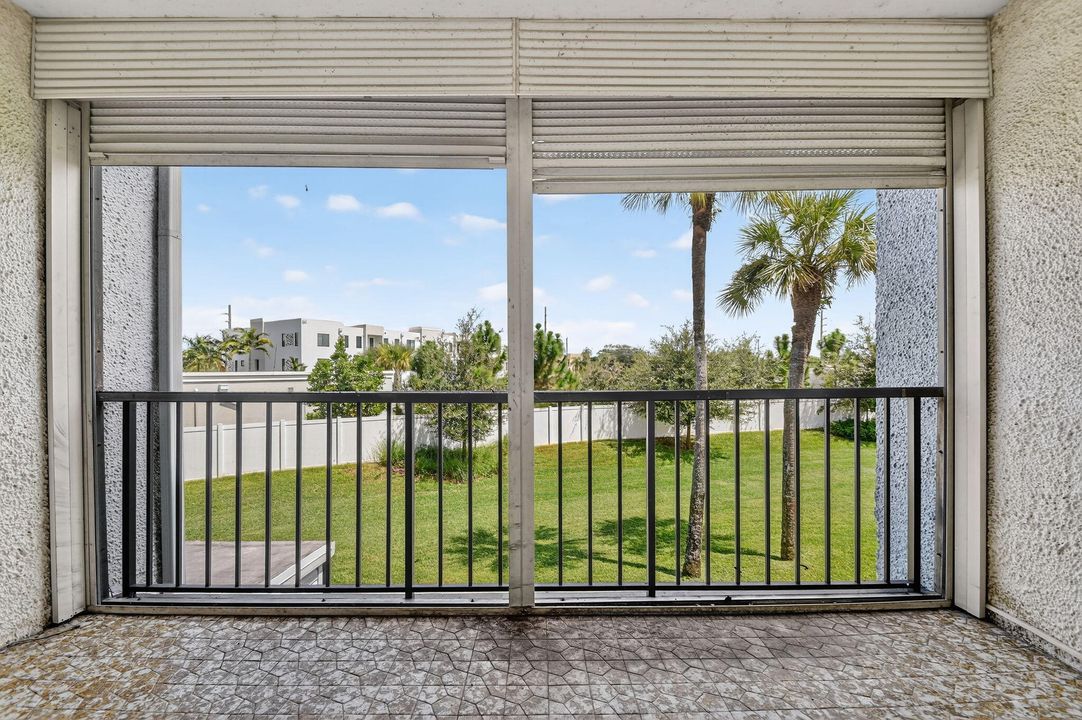 Active With Contract: $165,000 (1 beds, 1 baths, 716 Square Feet)