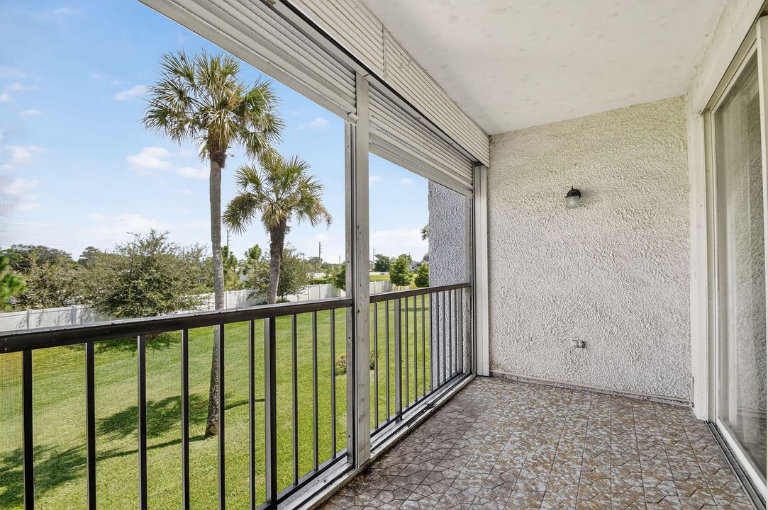 Active With Contract: $165,000 (1 beds, 1 baths, 716 Square Feet)