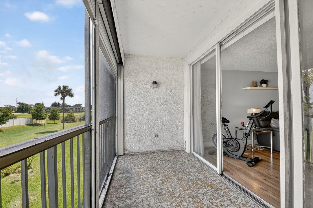 Active With Contract: $165,000 (1 beds, 1 baths, 716 Square Feet)