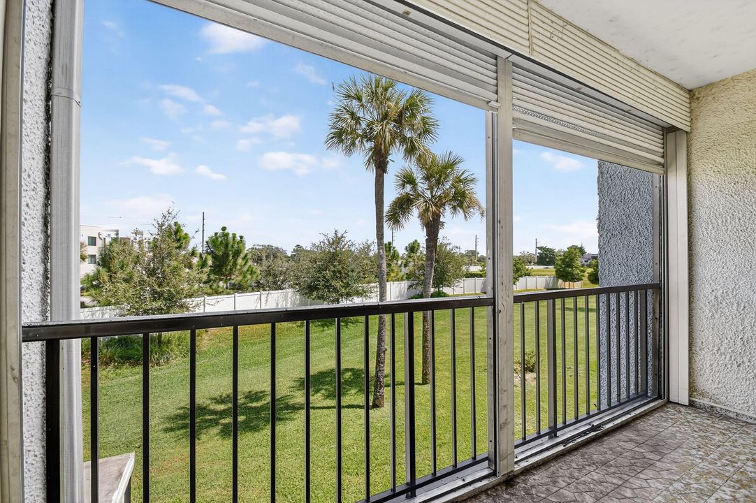 Active With Contract: $165,000 (1 beds, 1 baths, 716 Square Feet)