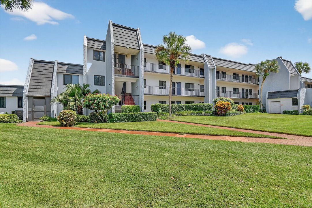 Active With Contract: $165,000 (1 beds, 1 baths, 716 Square Feet)