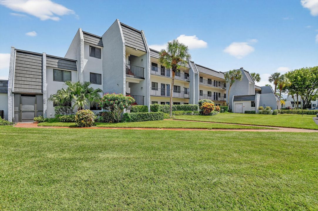 Active With Contract: $165,000 (1 beds, 1 baths, 716 Square Feet)