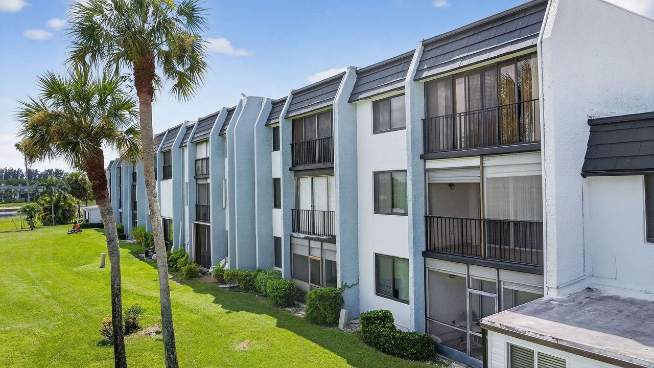 Active With Contract: $165,000 (1 beds, 1 baths, 716 Square Feet)