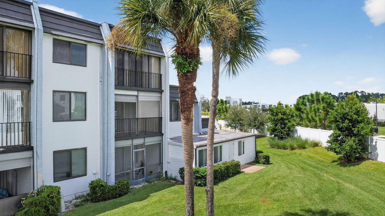 Active With Contract: $165,000 (1 beds, 1 baths, 716 Square Feet)