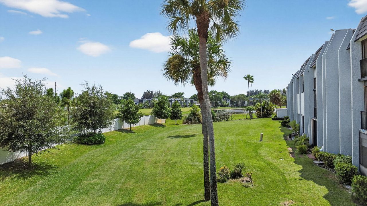 Active With Contract: $165,000 (1 beds, 1 baths, 716 Square Feet)