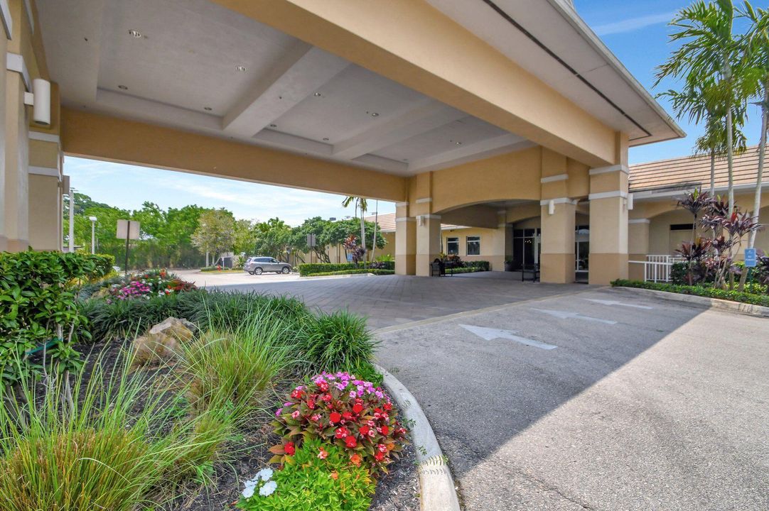 Active With Contract: $165,000 (1 beds, 1 baths, 716 Square Feet)