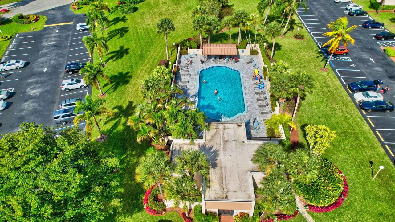 Active With Contract: $165,000 (1 beds, 1 baths, 716 Square Feet)