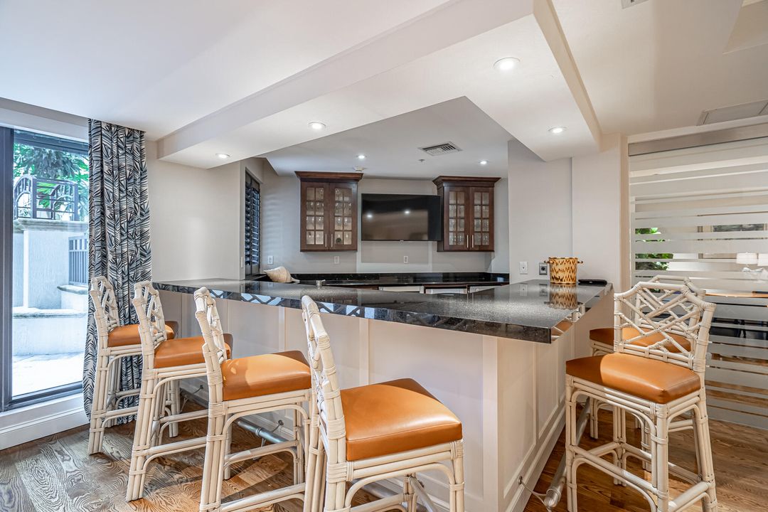 合同活跃: $1,270,000 (2 贝兹, 2 浴室, 1475 平方英尺)