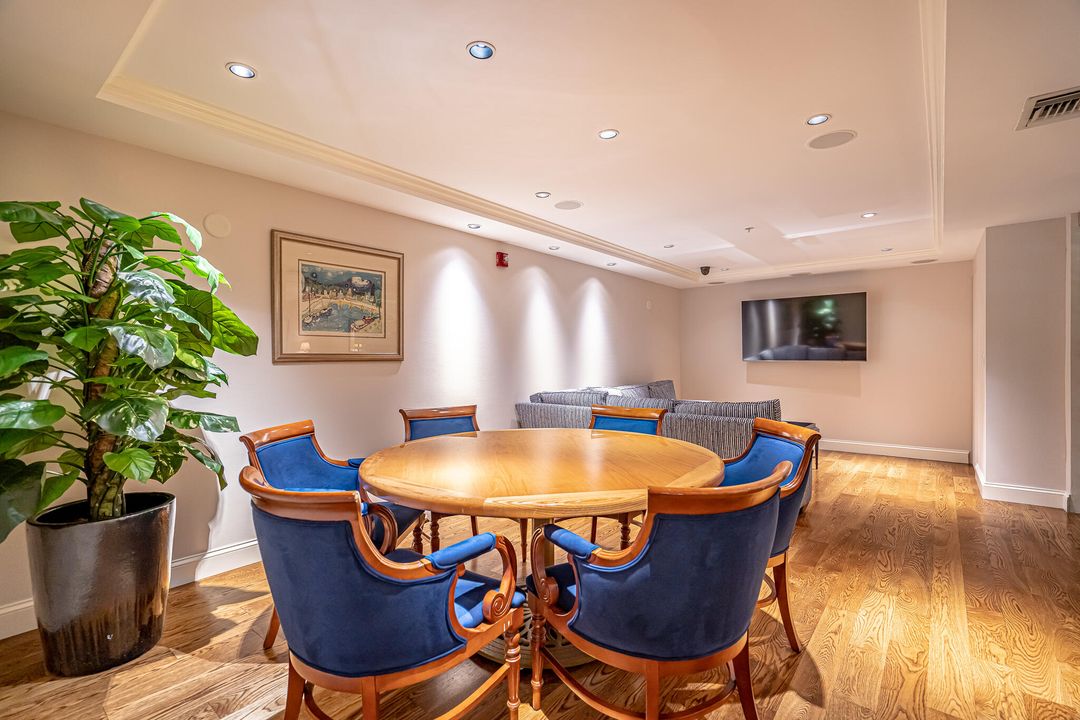 合同活跃: $1,270,000 (2 贝兹, 2 浴室, 1475 平方英尺)