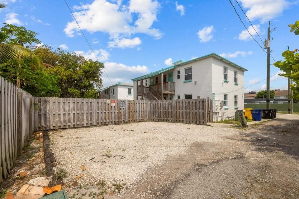 合同活跃: $1,699,000 (0 贝兹, 0 浴室, 4592 平方英尺)