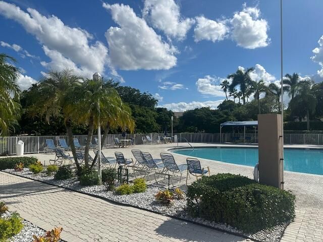 Под контрактом: $112,500 (2 спален, 2 ванн, 1215 Квадратных фут)