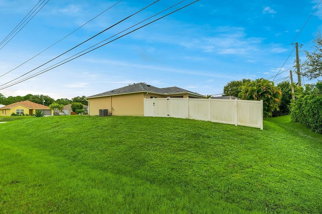 Activo con contrato: $319,900 (3 camas, 2 baños, 1438 Pies cuadrados)