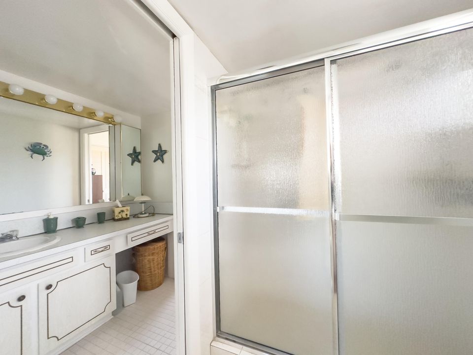 合同活跃: $49,900 (1 贝兹, 1 浴室, 894 平方英尺)