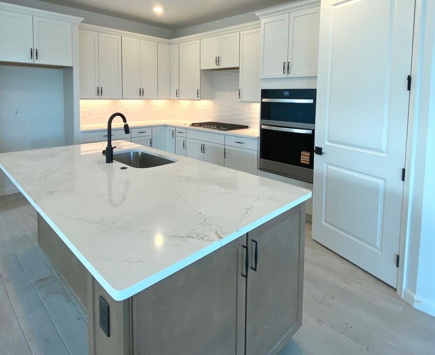 Activo con contrato: $699,510 (3 camas, 3 baños, 2266 Pies cuadrados)