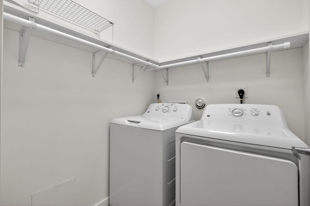 待售: $450,000 (4 贝兹, 3 浴室, 1904 平方英尺)