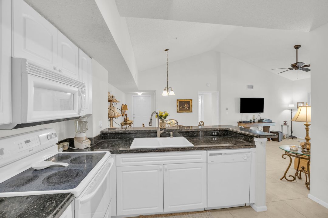 合同活跃: $405,000 (3 贝兹, 2 浴室, 1152 平方英尺)