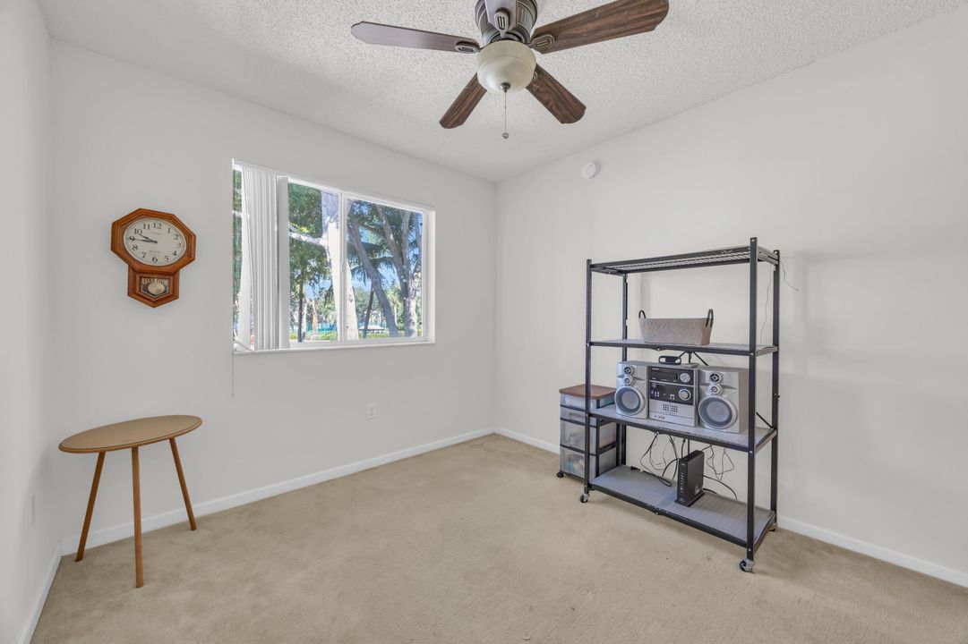 合同活跃: $405,000 (3 贝兹, 2 浴室, 1152 平方英尺)