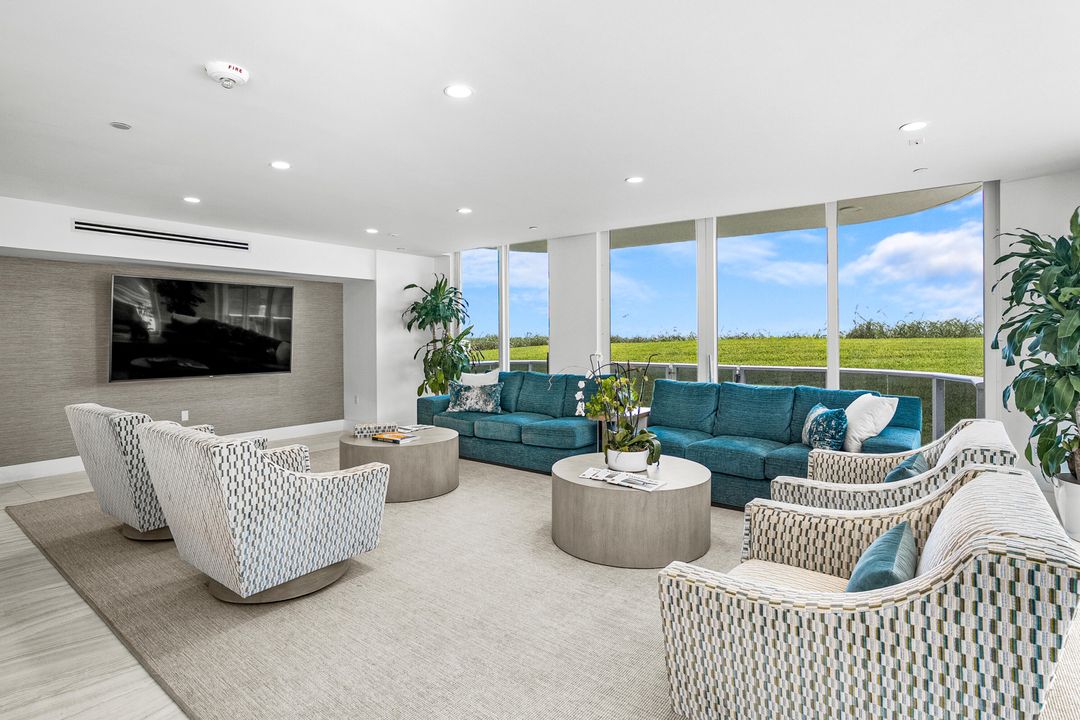 合同活跃: $3,650,000 (3 贝兹, 3 浴室, 2296 平方英尺)